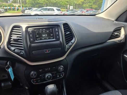 Used 2018 Jeep Cherokee Latitude w/ Cold Weather Group AWD/4WD image 16
