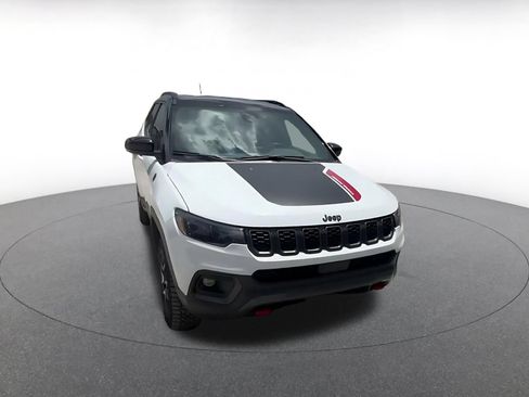 Used 2025 Jeep Compass Trailhawk AWD/4WD image 3
