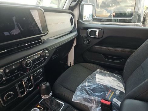 Used 2025 Jeep Wrangler Unlimited Sahara AWD/4WD image 15