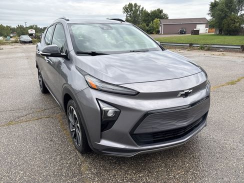 Used 2023 Chevrolet Bolt EUV Premier FWD image 2