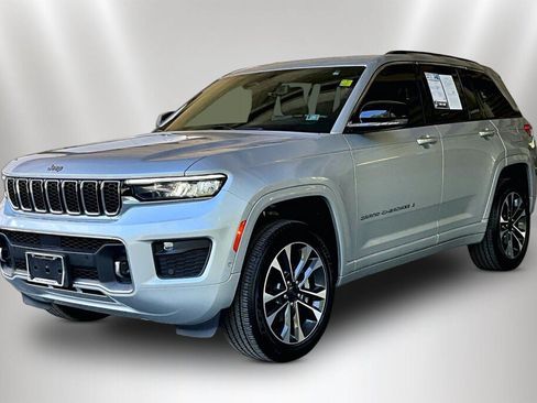 Used 2022 Jeep Grand Cherokee Overland w/ Luxury Tech Group IV AWD/4WD image 3
