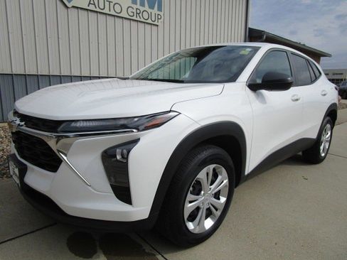 Used 2025 Chevrolet Trax LS image 1