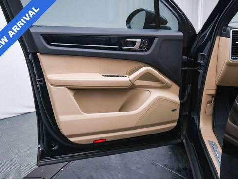 Used 2023 Porsche Cayenne Platinum Edition image 43