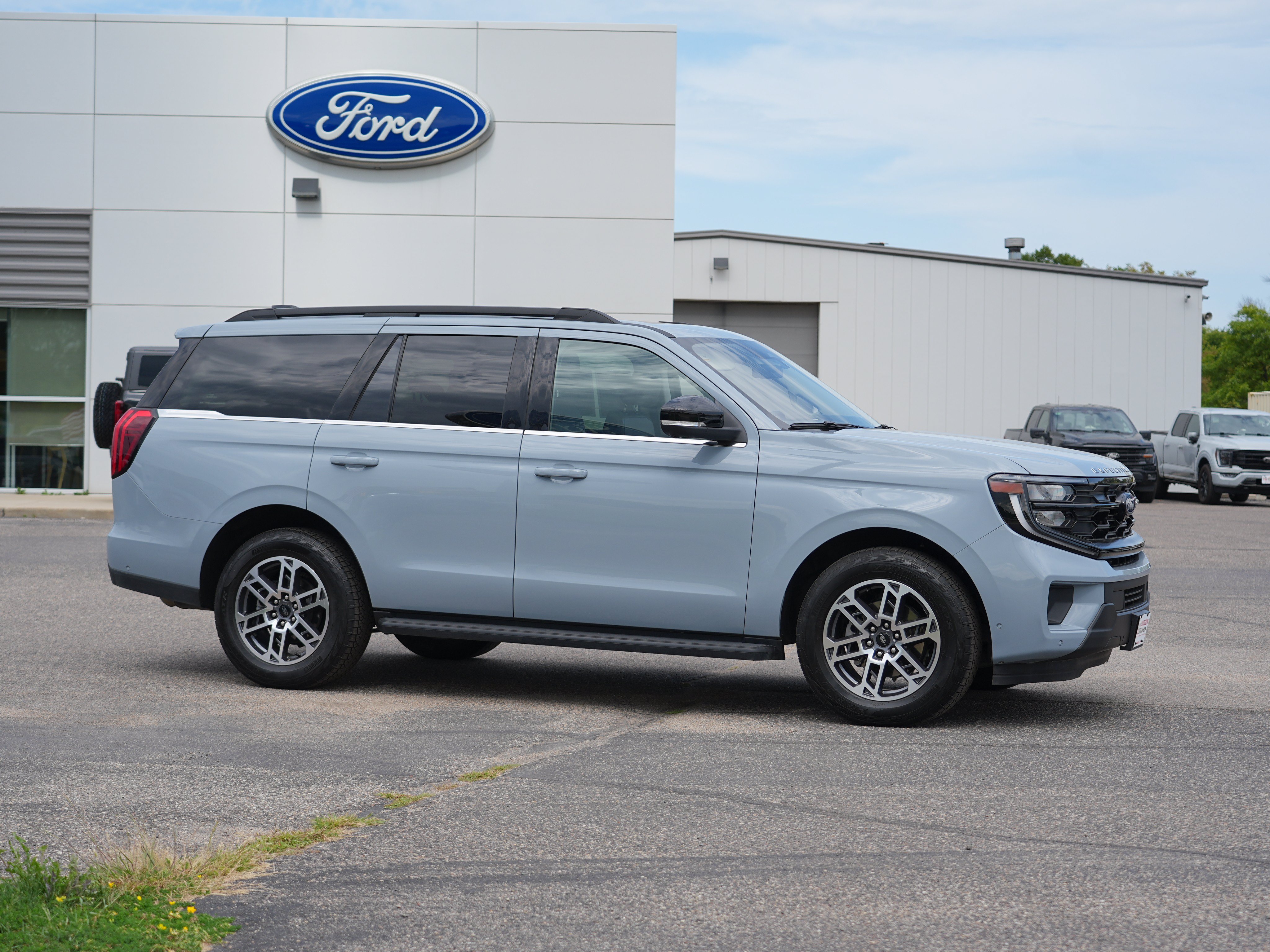 Used 2025 Ford Expedition Active AWD/4WD image 2