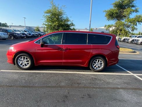 Used 2025 Chrysler Pacifica Select FWD image 4
