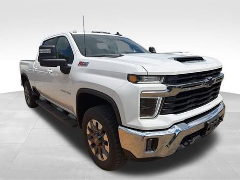 Used 2024 Chevrolet Silverado 2500 LT AWD/4WD image 2