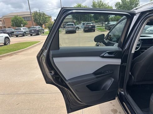 Used 2023 Volkswagen Taos SE w/ Panoramic Sunroof Package FWD image 13