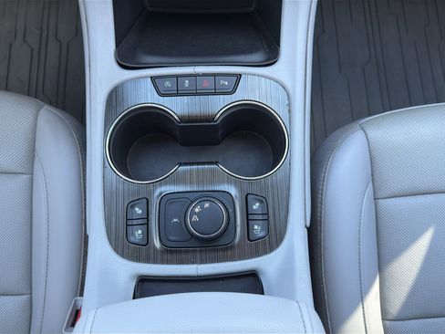 Used 2021 GMC Acadia SLT w/ Technology Package FWD image 17