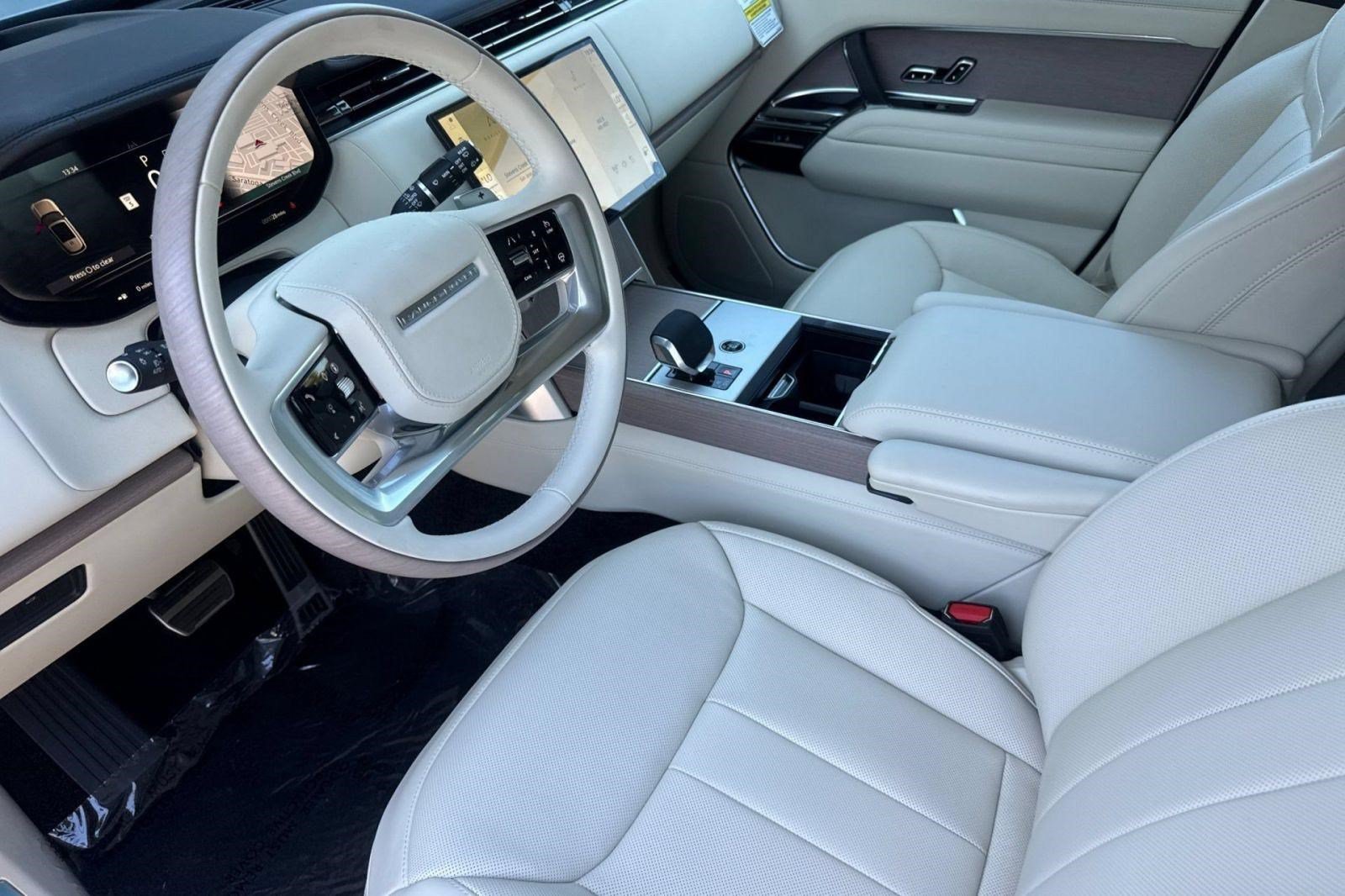 New 2026 Land Rover Range Rover Long Wheelbase SE AWD/4WD image 4