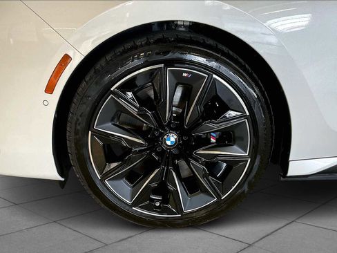 Used 2025 BMW i7 xDrive60 image 11