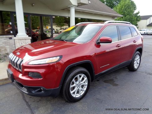 Used 2017 Jeep Cherokee Latitude w/ True North Edition AWD/4WD image 1