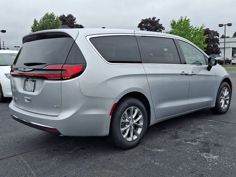 Used 2026 Chrysler Pacifica Select AWD/4WD image 3