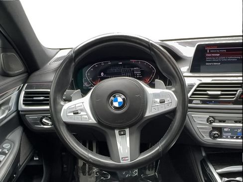 Used 2022 BMW 740i w/ Luxury Rear Seating Package RWD image 38