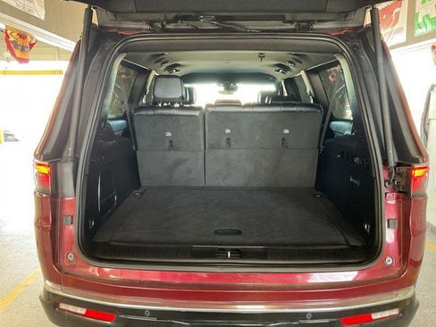 Used 2023 Jeep Wagoneer L Series II image 16