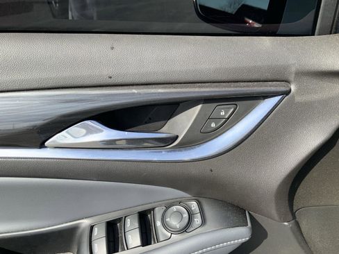 Used 2023 Buick Enclave Essence image 24