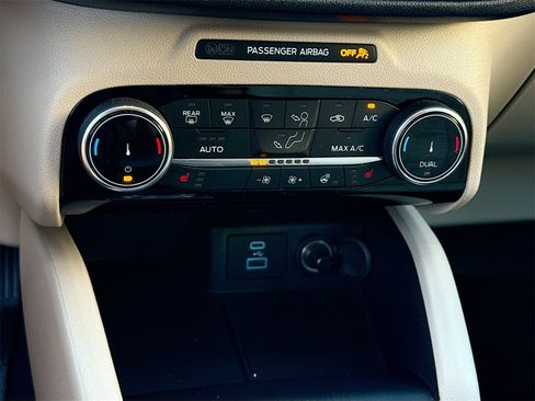 Used 2022 Ford Escape SEL image 16