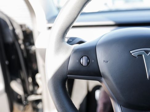 Used 2023 Tesla Model Y Performance image 16