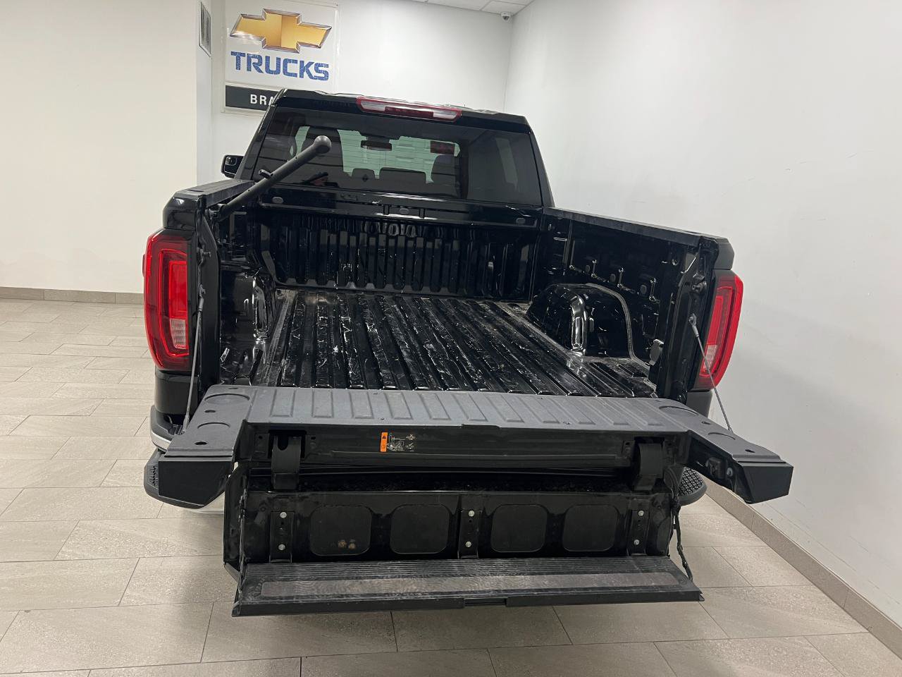 Used 2025 GMC Sierra 1500 SLT AWD/4WD image 23