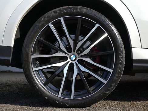 Used 2022 BMW X6 xDrive40i w/ M Sport Package image 11