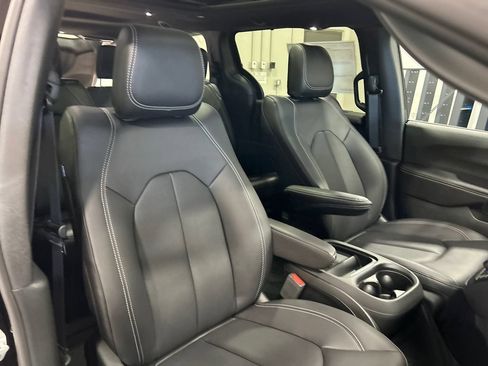 New 2027 Chrysler Pacifica Select FWD image 36