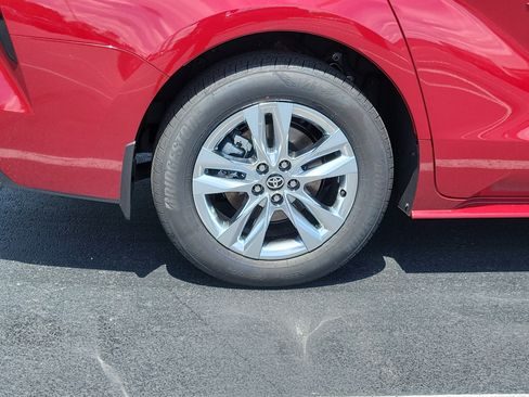 New 2026 Toyota Sienna XLE FWD image 6