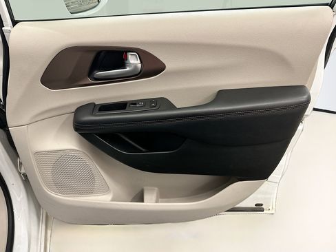 Used 2017 Chrysler Pacifica Touring-L image 35