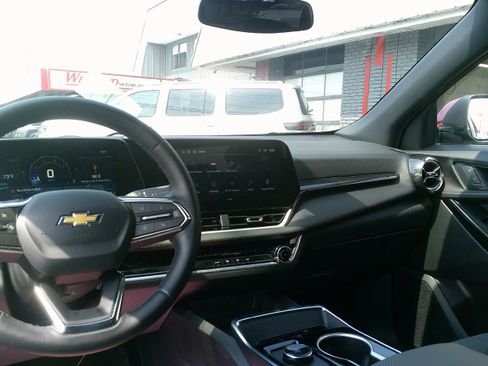 Used 2026 Chevrolet Equinox LT AWD/4WD image 23