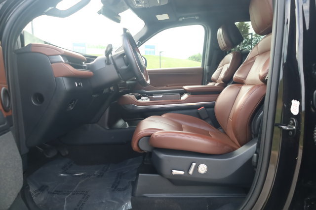 Used 2025 Lincoln Navigator Reserve AWD/4WD image 13