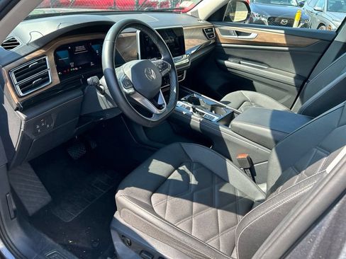 Used 2025 Volkswagen Atlas SE AWD/4WD image 6