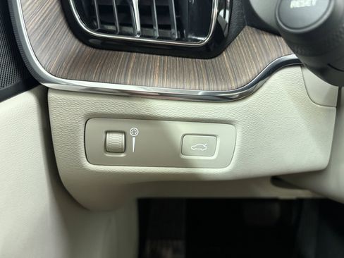 Used 2022 Volvo XC60 B5 Momentum image 32