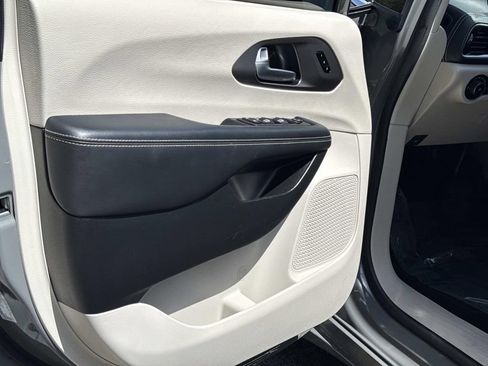 Used 2023 Chrysler Pacifica Touring-L w/ Uconnect Theater Family Group FWD image 23