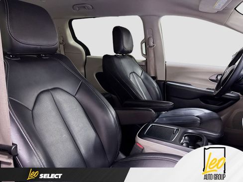 Used 2023 Chrysler Pacifica Touring-L FWD image 31