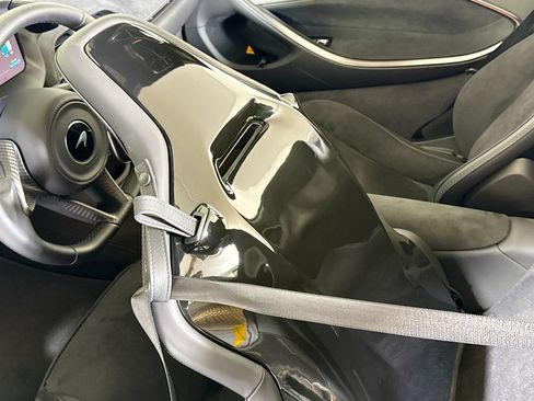 Used 2025 McLaren Artura Spider RWD image 21