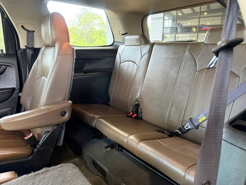 Used 2015 GMC Acadia SLT image 18