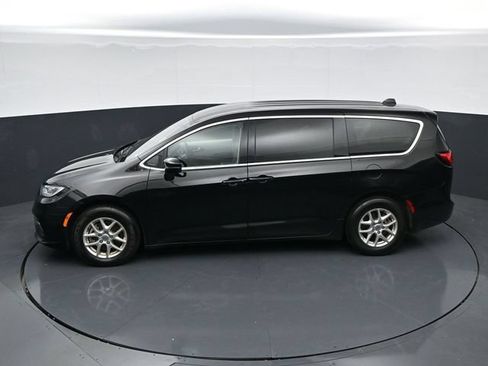 Used 2024 Chrysler Pacifica Touring-L FWD image 34