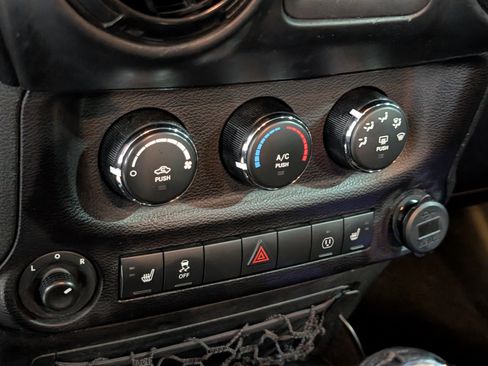 Used 2017 Jeep Wrangler Unlimited Sahara AWD/4WD image 19