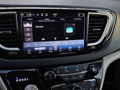 Used 2023 Chrysler Pacifica Touring-L image 13