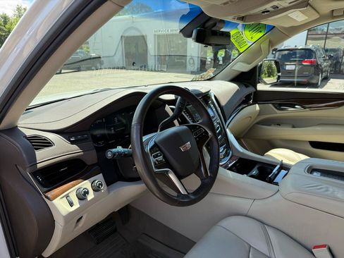 Used 2017 Cadillac Escalade ESV Premium Luxury AWD/4WD image 33
