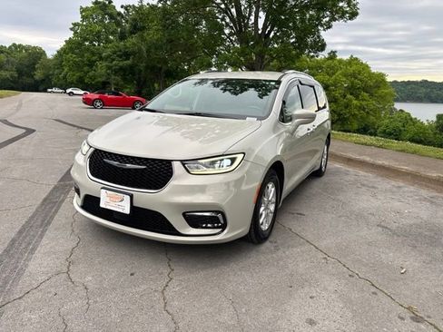 Used 2021 Chrysler Pacifica Touring-L FWD image 3