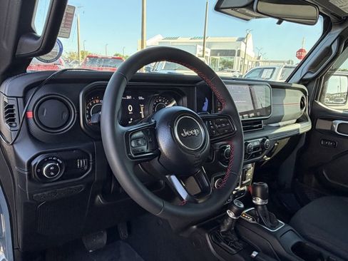 Used 2024 Jeep Gladiator Rubicon AWD/4WD image 18