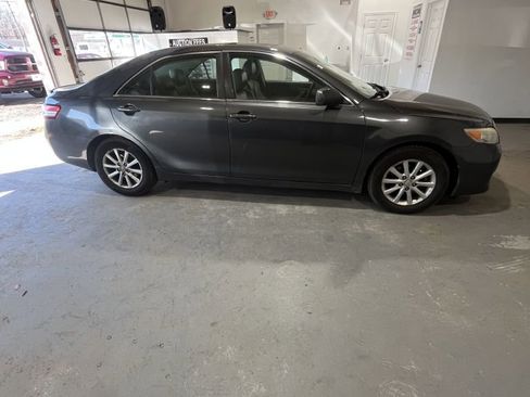 Used 2011 Toyota Camry XLE w/ SE/XLE Extra-Value Pkg FWD image 2
