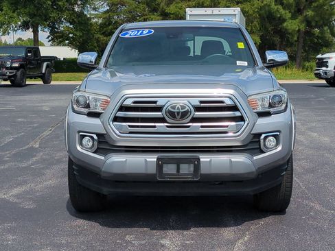 Used 2019 Toyota Tacoma Limited AWD/4WD image 3
