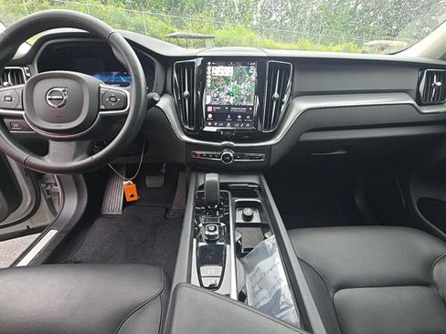 Used 2025 Volvo XC60 B5 Core AWD/4WD image 3