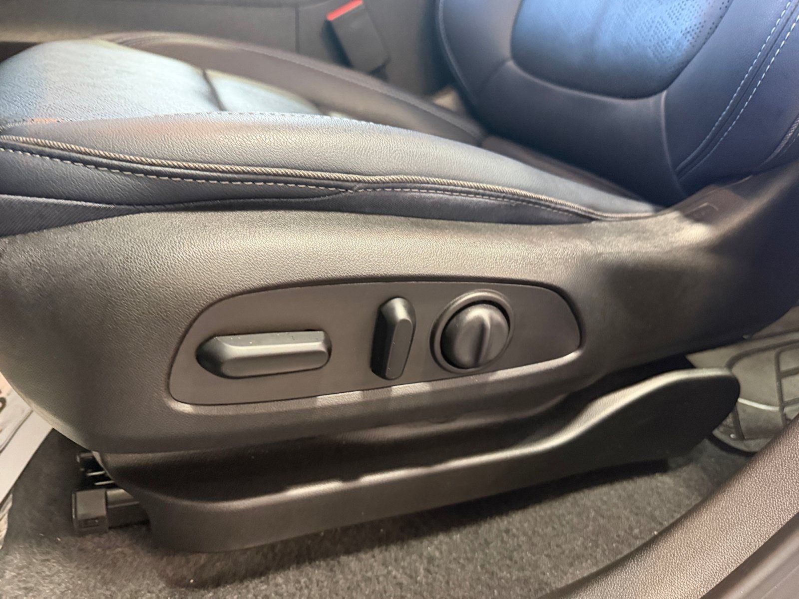 Used 2022 Chevrolet Bolt EUV LT w/ Convenience Package FWD image 14