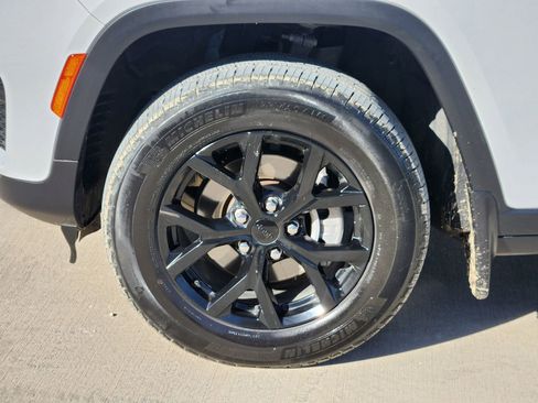 Used 2024 Jeep Grand Cherokee Altitude image 11