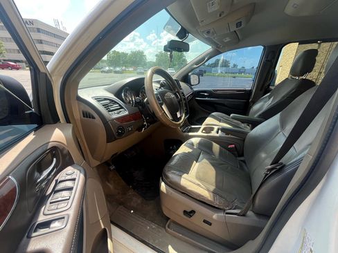 Used 2011 Chrysler Town & Country Limited image 9