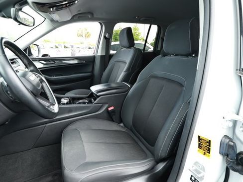 Used 2022 Jeep Grand Cherokee Laredo w/ Luxury Tech Group I AWD/4WD image 24
