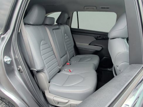 Used 2022 Toyota Highlander L FWD image 39