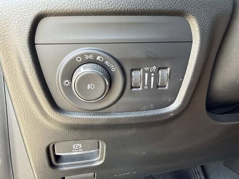 Used 2023 Jeep Grand Cherokee Limited w/ Luxury Tech Group II AWD/4WD image 31
