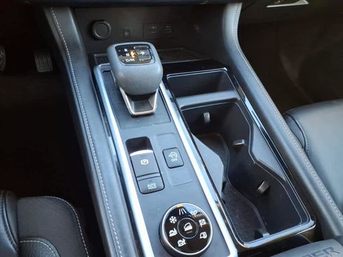 Certified 2024 Nissan Pathfinder SL w/ Black Appearance Package image 19